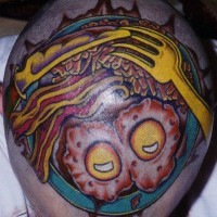 Impressionante tatuaggio colorato sulla testa terribile faccia in stile come uova al tegamino