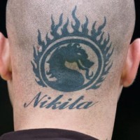 Tatouage sur la tête de prénom avec un signe rond enflammé de monstre