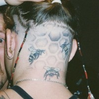 Design Tattoo von schwarzweißen fliegenden Bienen mit Waben im Hintergrund auf dem Kopf