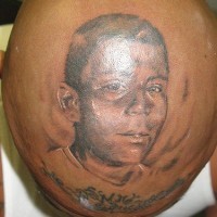 Un joli portrait de gars tatouage sur la tête en noir et blanc
