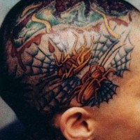 Tattoo von gefangenen in Spinnennetz Käfern auf dem Kopf