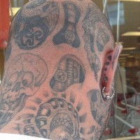 Variabili tatuaggi non colorati sulla testa