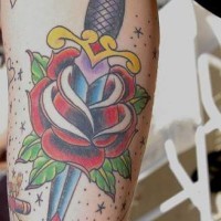 rosa accoltellata con pugnale tatuaggio in colore