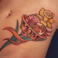 Le tatouage d'une fleure jaune et le cœur de l'amour à maman