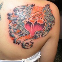 Tatuaje de corazón con alas de ángel