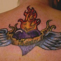 Lila geflügeltes Herz in Flamme Tattoo