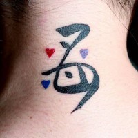 Le tatouage de cœurs avec un symbole sur le cou