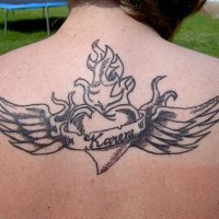 Geflügeltes Herzen Tattoo am Rücken
