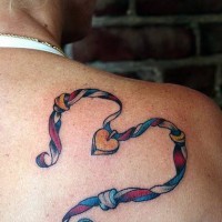 tatuaje en el hombro de collar con corazón
