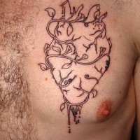 tatuaje en tinta negra de corazón en la hiedra