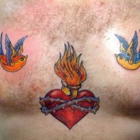 tatuaje en el pecho de corazón en llamas y gorriones