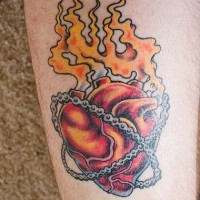 Le tatouage de cœur enchaîné en flammes