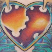 Le tatouage surréel de cœur en couleur