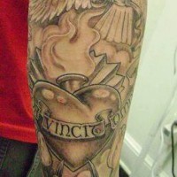 tatuaje de corazón en llamas con paloma blanca