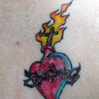 Brennendes Herz mit Kreuz Tattoo