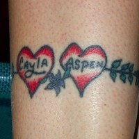 Le tatouage des prénoms des amoureux sur les cœurs en bracelet