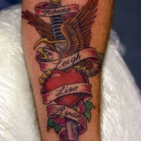 tatuaje de águila en daga y corazón nombrado