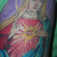 tatuaje en color de corazón de santos