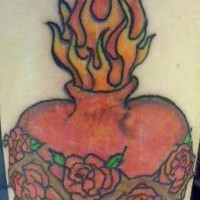 Le tatouage de cœur enflammé en couronne de roses