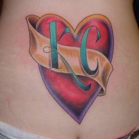 Le tatouage de cœur avec les initiales de bel-aimé