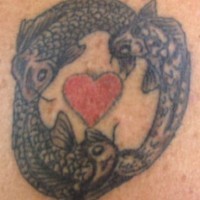 tatuaje de círculo de tres peces  con corazón