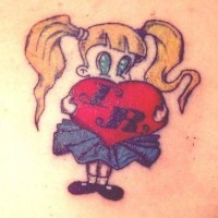 Le tatouage de petite fille tenant le cœur avec les initiales