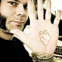 tatuaje en la palma de la mano de corazón real