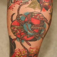 tatuaje de corazón con cerradura en cuerdas