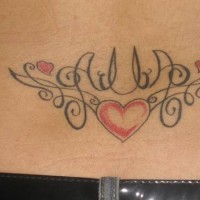 tatuaje de corazón con tracería de nombre