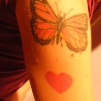 tatuaje de corazón y mariposa monarca