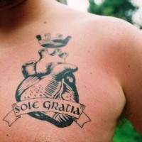 tatuaje de escritos latinos con corazón real con corona