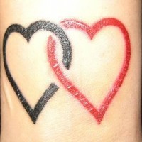 tatuaje de corazones en rojo y negro