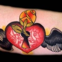 tatuaje de corazón con alas y flor desde la cerradura