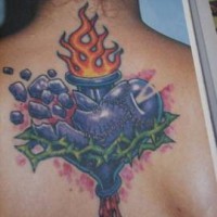 Le tatouage de cœur brisé pourpre avec le feu