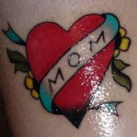 Le tatouage de cœur de l'amour à la maman