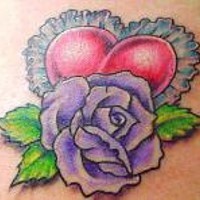 tatuaje de tracería de corazón con rosa morada