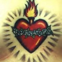 tatuaje en color de corazón en llamas con corona de espinas