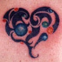 Le tatouage de noir cœur tribal avec les gemmes colorés