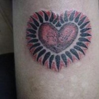 Le tatouage de cœur rouge avec le rayonnement