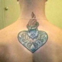 Cuore di legno sulla vasa tatuaggio sul collo
