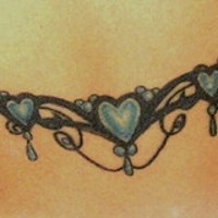 tatuaje de tracería de corazones azules