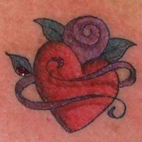 tatuaje de corazón con cintas moradas