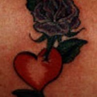 tatuaje de flor morada con corazón rojo