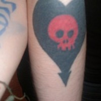 Le tatouage de cœur noir avec une la crâne rouge