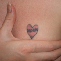 Le tatouage de petit cœur rouge sur la poitrine