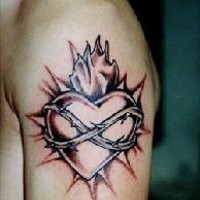 tatuaje de corazón con espinas coronado