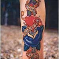 Le tatouage de cœur avec la hache et une fleur bleue sur le mollet