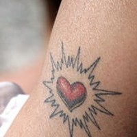 Le tatouage de cœur avec le rayonnement