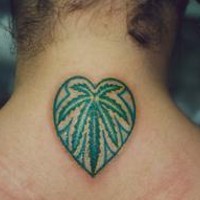 Le tatouage de la feuille de marijuana en forme de cœur