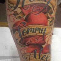 Tre cuore rosse e tre strisce con nomi propri tatuati sul braccio